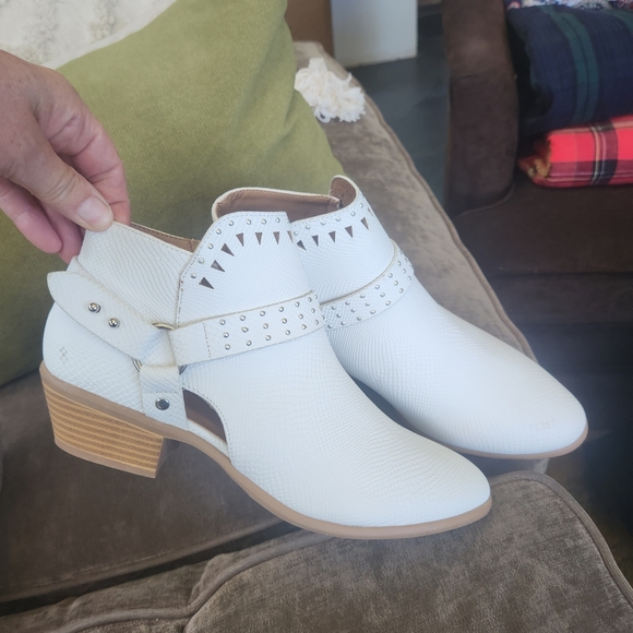 Qupid White Ankle Boots with Minimalist Design - Picture 3 of 5